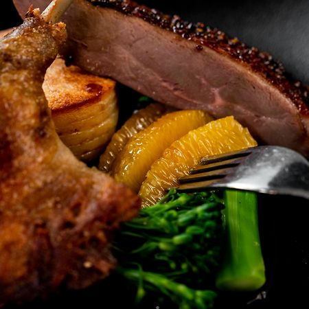 โรงแรมเดอะพอยท์บริสเบน ภายนอก รูปภาพ A duck confit with orange and vegetables