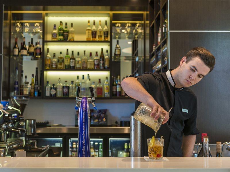 โรงแรมเดอะพอยท์บริสเบน ภายนอก รูปภาพ A bartender at work