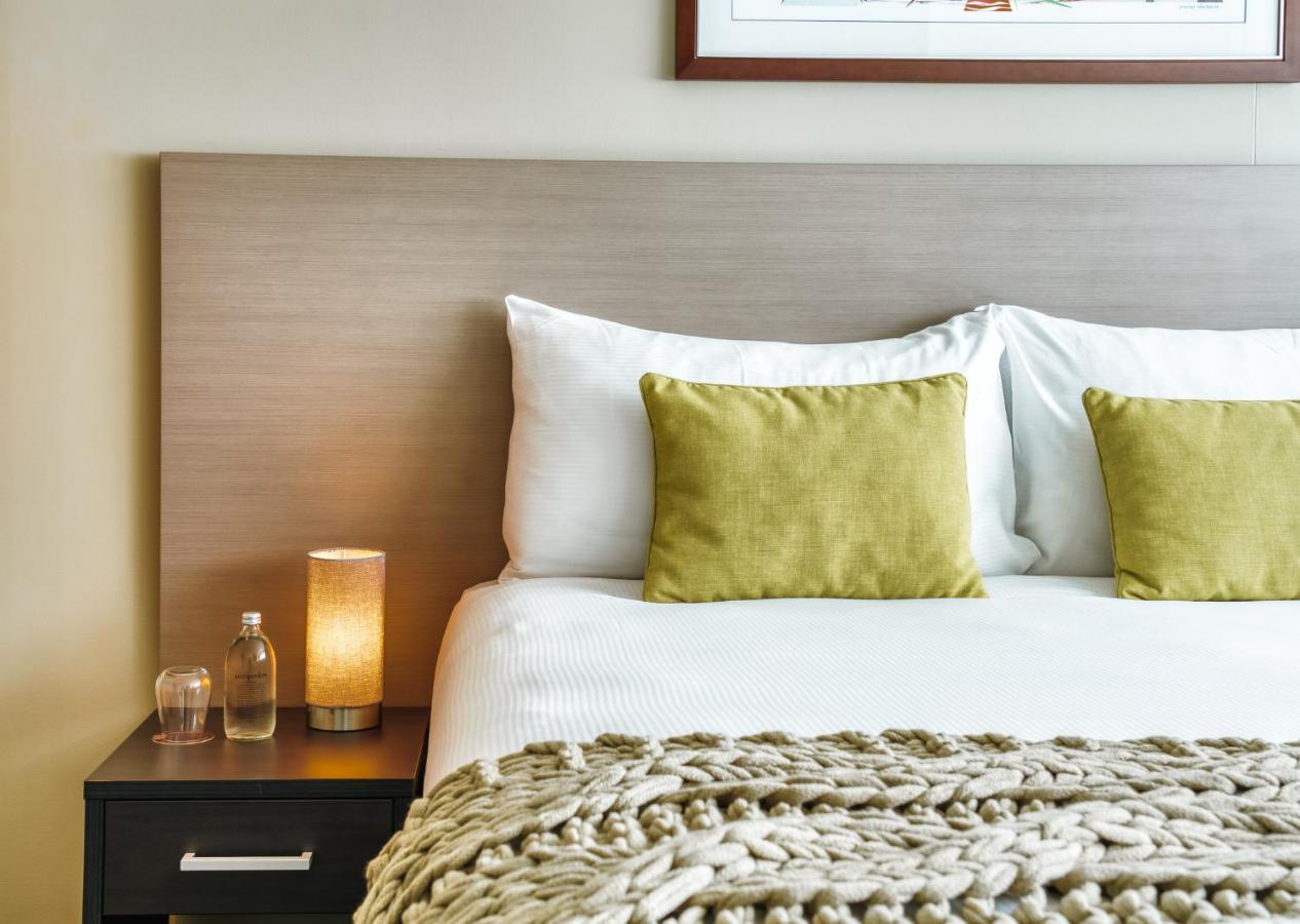 โรงแรมเดอะพอยท์บริสเบน ภายนอก รูปภาพ A bed with a throw