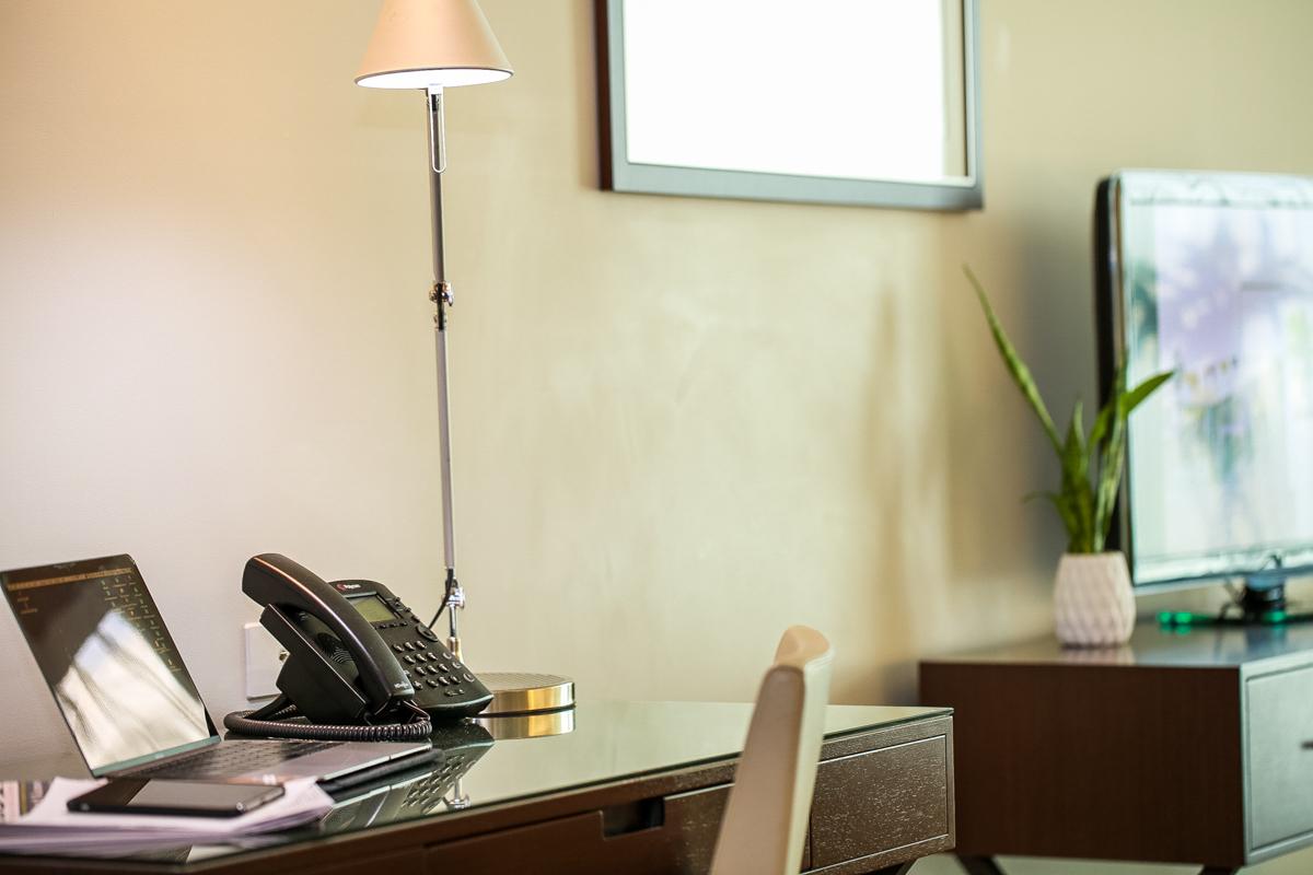 โรงแรมเดอะพอยท์บริสเบน ภายนอก รูปภาพ A floor lamp