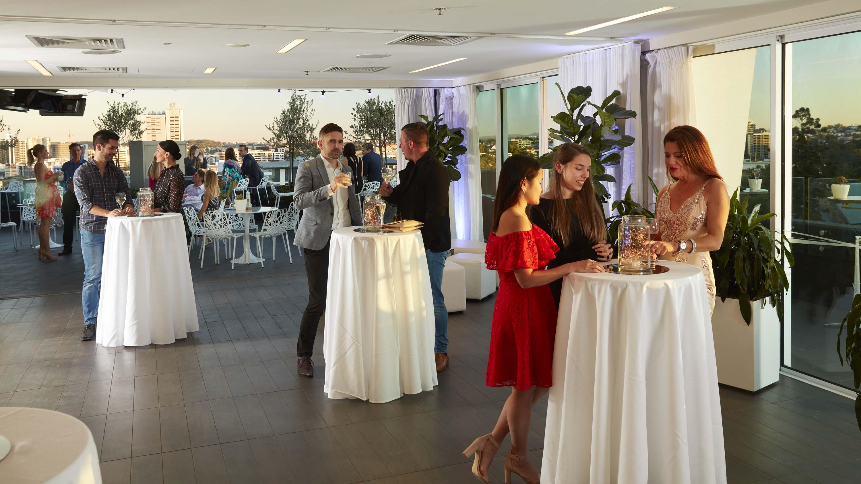 โรงแรมเดอะพอยท์บริสเบน ภายนอก รูปภาพ Cocktail hour at a party