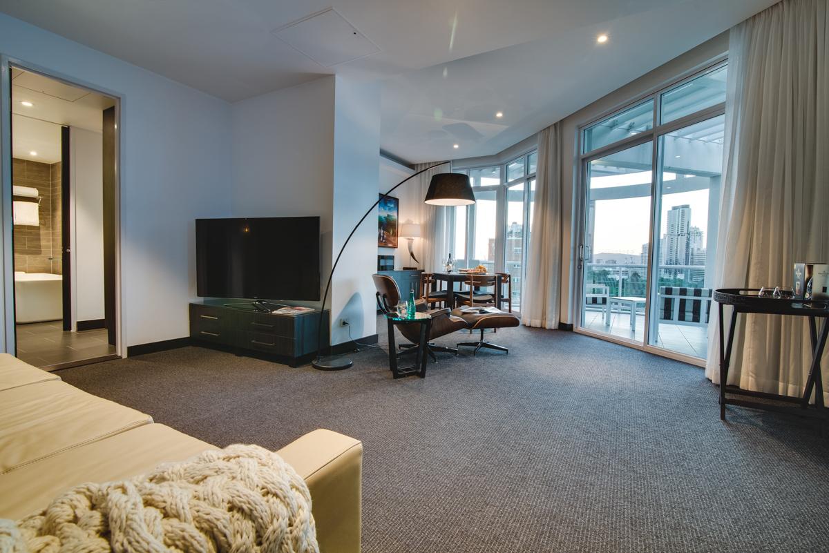 โรงแรมเดอะพอยท์บริสเบน ภายนอก รูปภาพ A living room in a typical apartment