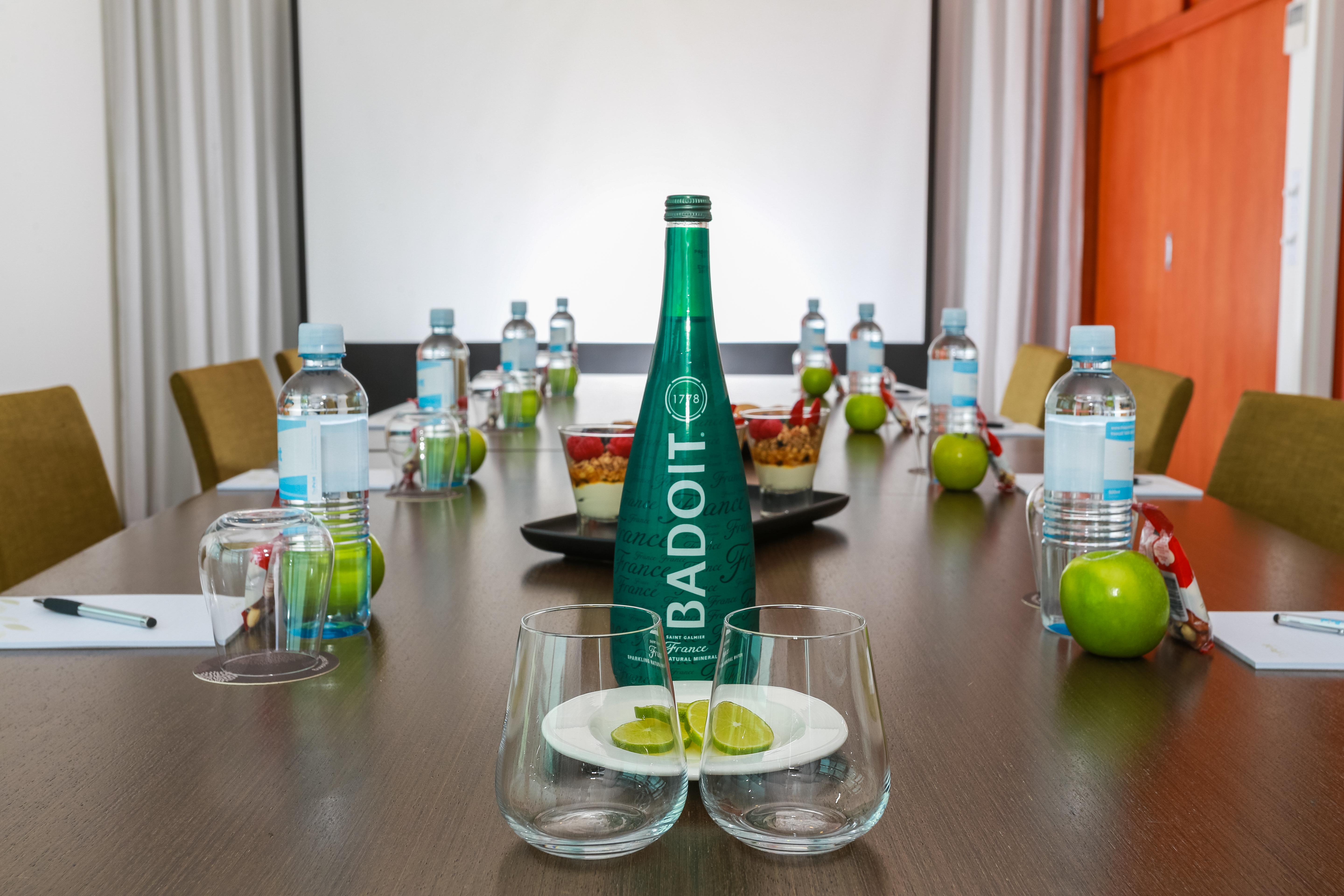 โรงแรมเดอะพอยท์บริสเบน ภายนอก รูปภาพ Bottle of Badoit