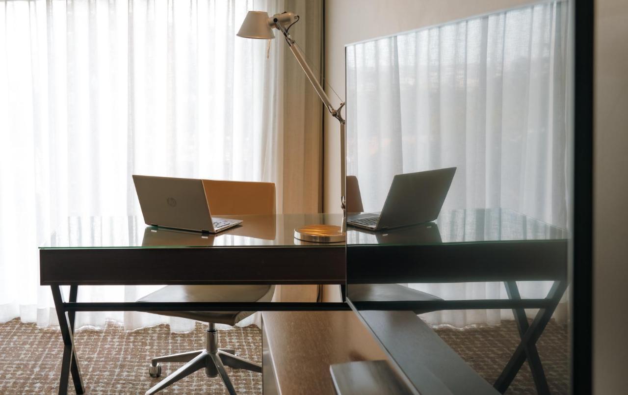 โรงแรมเดอะพอยท์บริสเบน ภายนอก รูปภาพ A work space at the hotel