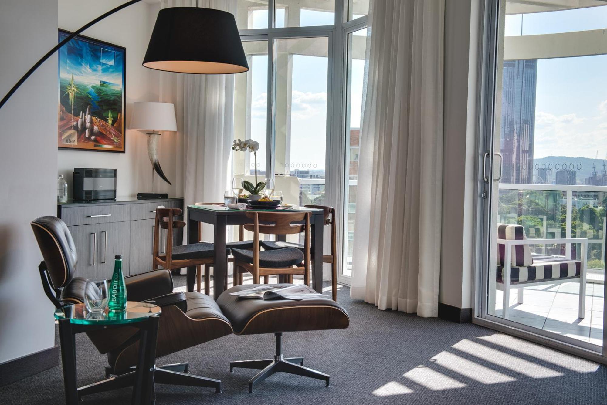 โรงแรมเดอะพอยท์บริสเบน ภายนอก รูปภาพ A living room at The Standard East Village