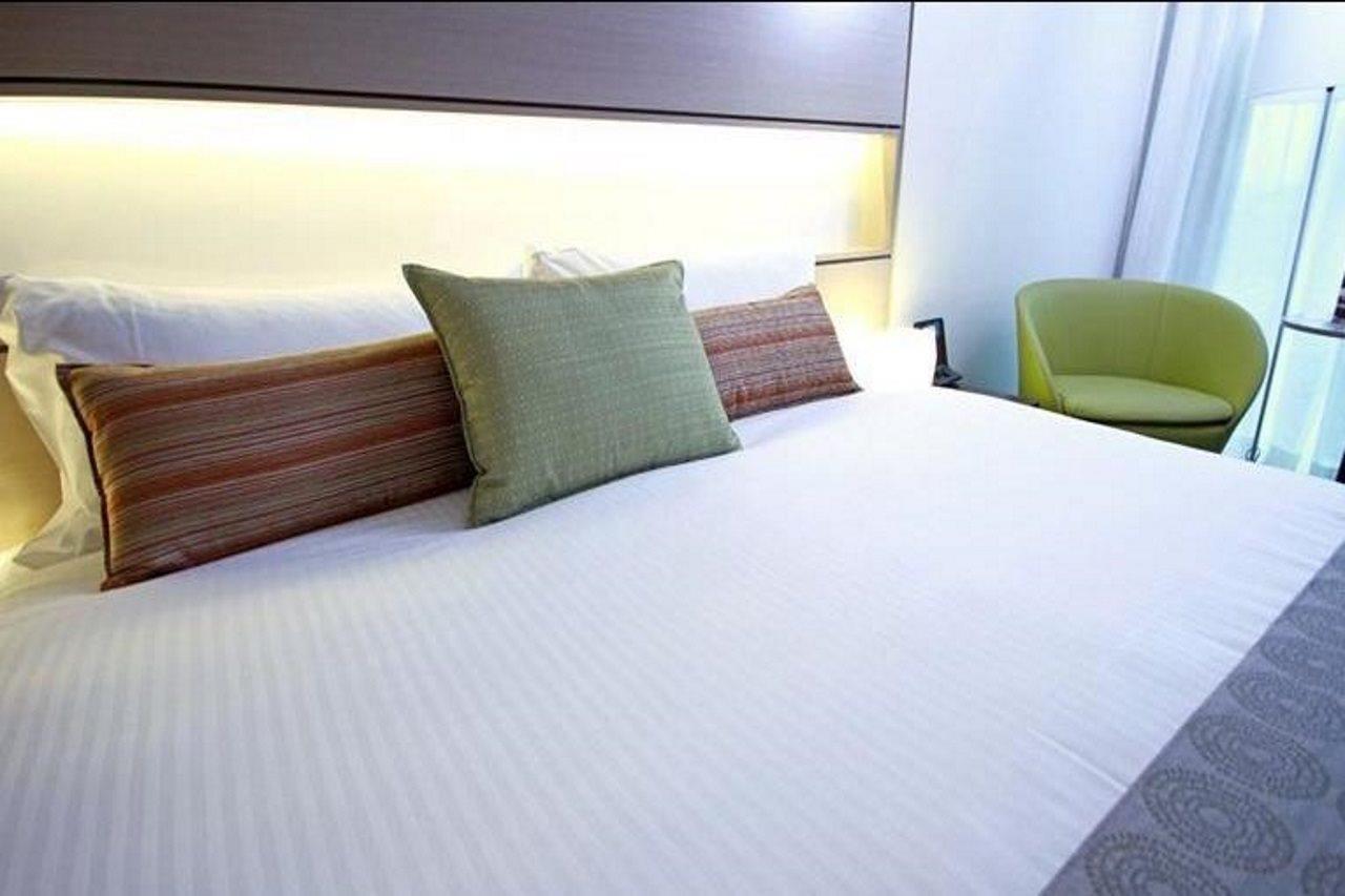 โรงแรมเดอะพอยท์บริสเบน ภายนอก รูปภาพ A bed with pillows