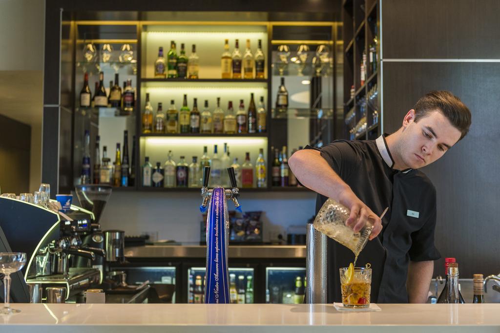 โรงแรมเดอะพอยท์บริสเบน ภายนอก รูปภาพ A bartender at work
