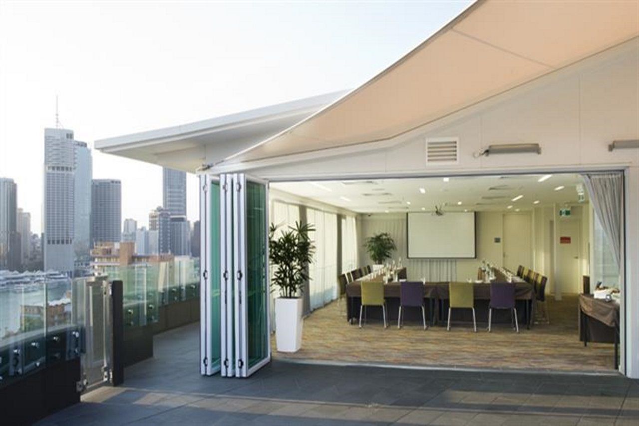 โรงแรมเดอะพอยท์บริสเบน ภายนอก รูปภาพ A bi-fold door