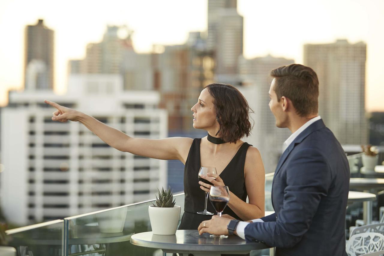 โรงแรมเดอะพอยท์บริสเบน ภายนอก รูปภาพ A couple at a rooftop party