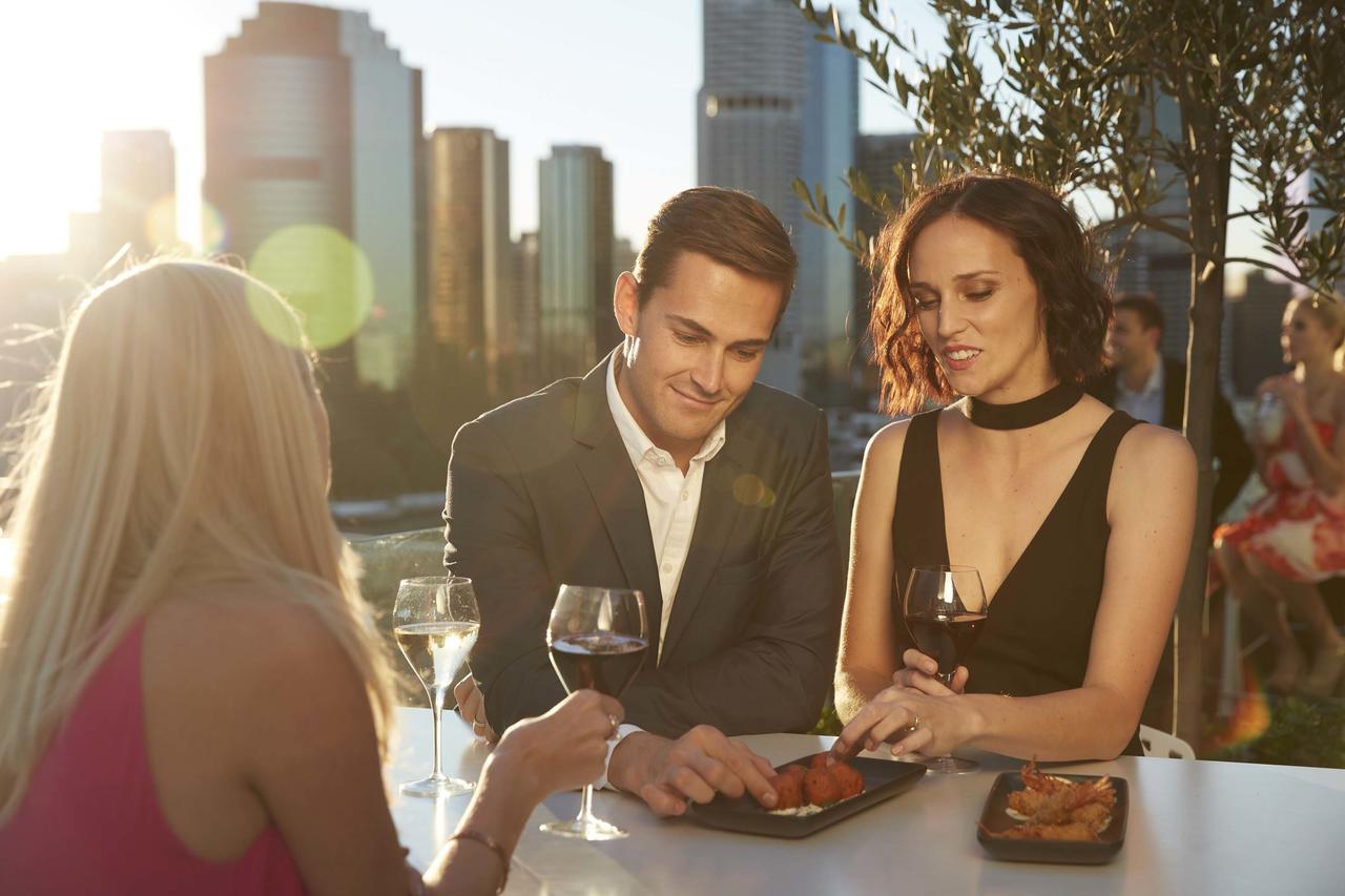 โรงแรมเดอะพอยท์บริสเบน ภายนอก รูปภาพ A couple dining at a restaurant
